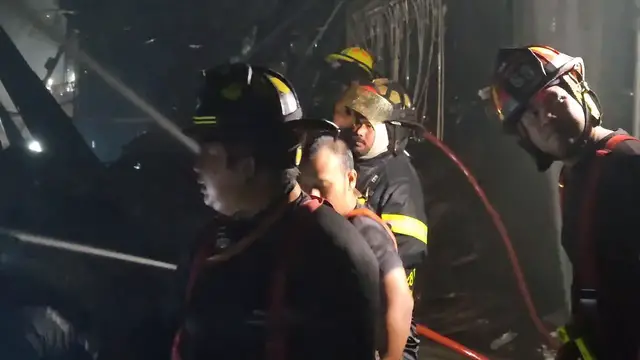 Video thumbnail for Thailand: Bangkok Fire Engulfs Klongthom Centre 26.
