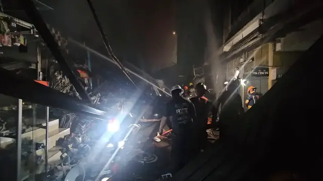 Video thumbnail for Thailand: Bangkok Fire Engulfs Klongthom Centre 23.