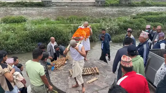 Video thumbnail for Nepal: Families hold symbolic funerals as Nepal flood death toll hits 1,252, over 4,200 missing.