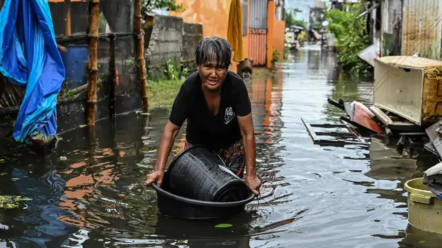 'Video thumbnail for Huge waves crash into Philippine coast amid Typhoon Fung-wong'