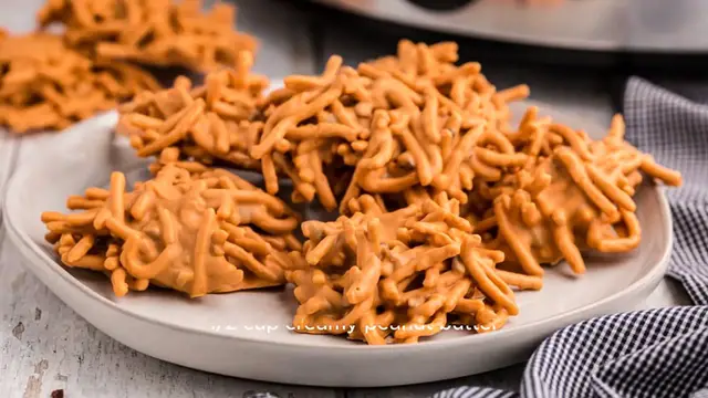Video thumbnail for Slow Cooker Butterscotch Haystacks Recipe