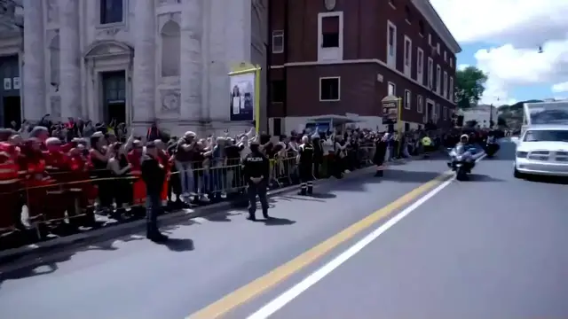 'Video thumbnail for WATCH: Pope Francis embarks on final journey to Santa Maria Maggiore in the Popemobile'