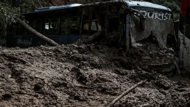 Video thumbnail for Nepal races to find survivors as flood risks and losses mount