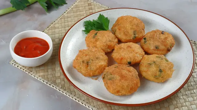 Video thumbnail for Spicy Fried Mashed Potato Balls with Green Sauce Recipe