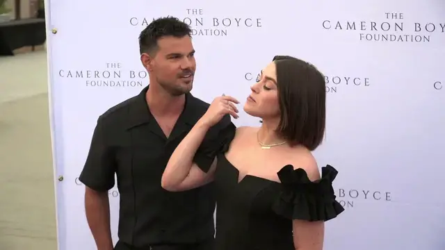 Video thumbnail for UNCAPTIONED: Taylor and Tay Lautner welcome baby daughter.