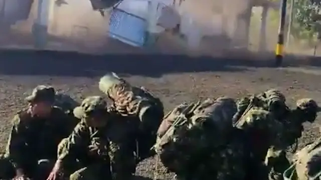 Video thumbnail for Soldiers take cover as Colombia quake flattens military barracks