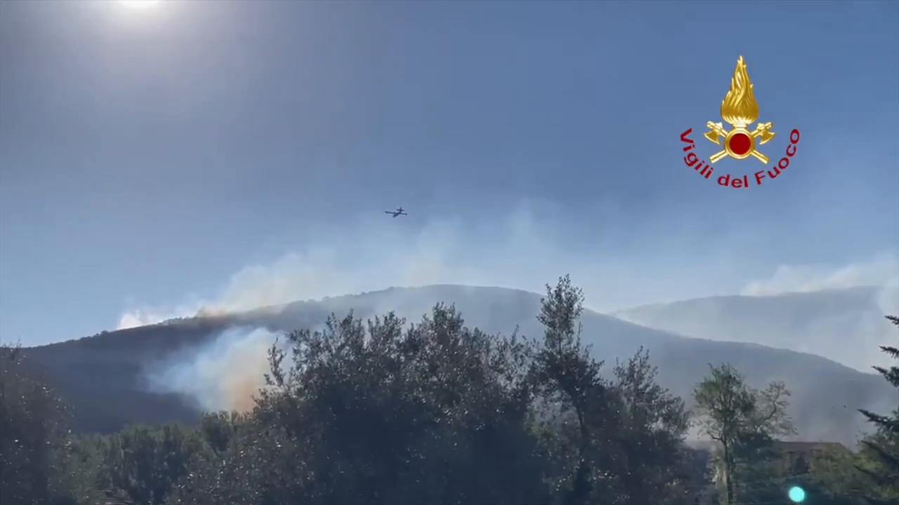Video thumbnail for Italy: Wildfire in Italy's Tuscany region forces evacuation of 3,500 people.