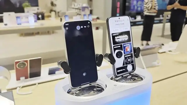 Video thumbnail for China: Robot Phone 2.