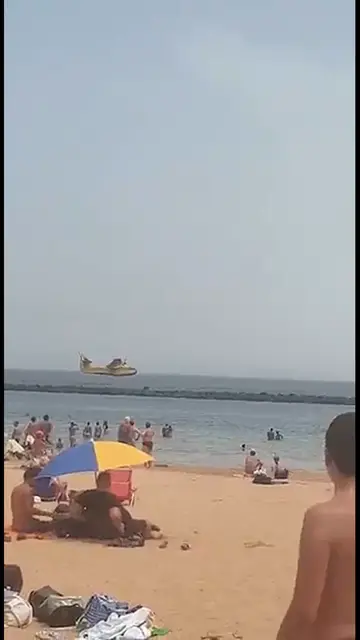 Video thumbnail for IFTenerife Flugzeug sammelt Wasser am Strand Las Teresitas