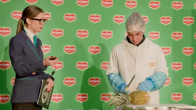 Video thumbnail for Fastest time to peel and slice a pineapple  11.43 seconds by Dominika Gasparova