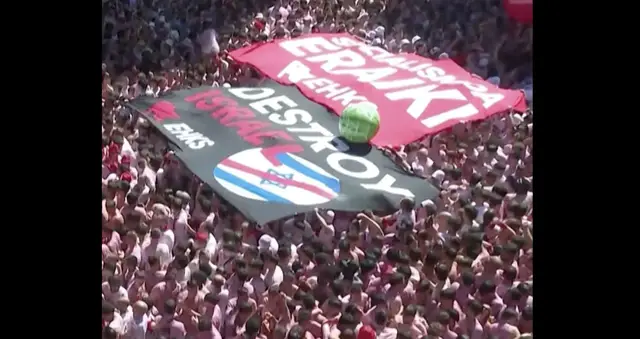 Video thumbnail for Crowds hold ‘destroy Israel’ banner at Spain’s Pamplona bull run