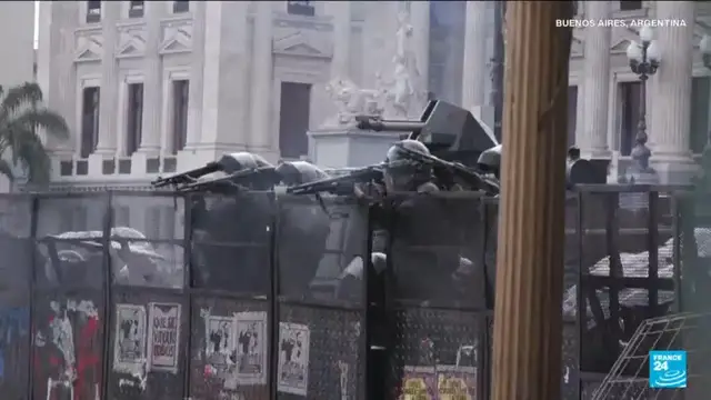 Video thumbnail for Argentine demonstration over education cuts ends in clashes
