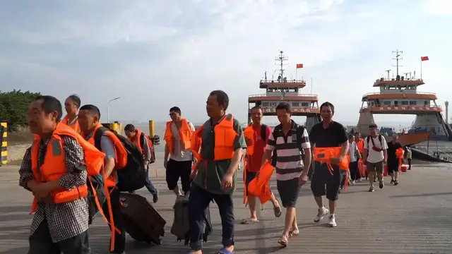 Video thumbnail for China: China's eastern provinces step up defenses as Typhoon Bavi approaches.