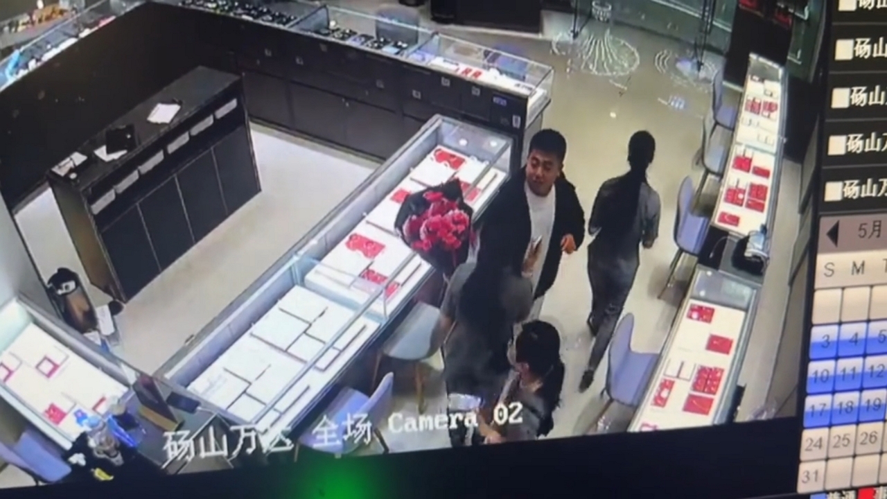 Video thumbnail for Man gives flowers to wrong employee in store mix-up in Anhui, China