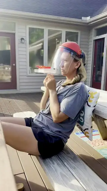 Video thumbnail for Hummingbird Helmet Brings Tiny Visitor Face to Face