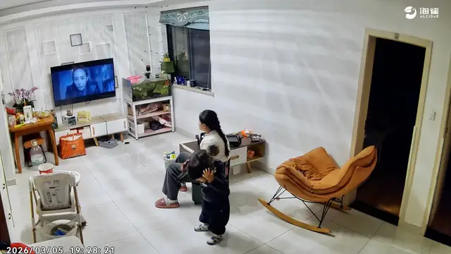 Video thumbnail for Boy Balances Kitten on His Head in Playful Stunt