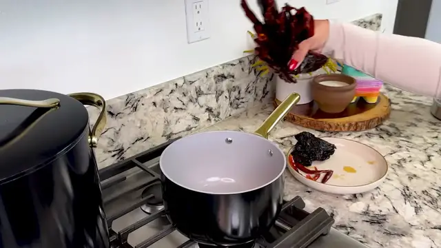 Video thumbnail for How to Make Pozole Rojo de Pollo Red Chicken Pozole Recipe(720P_HD)