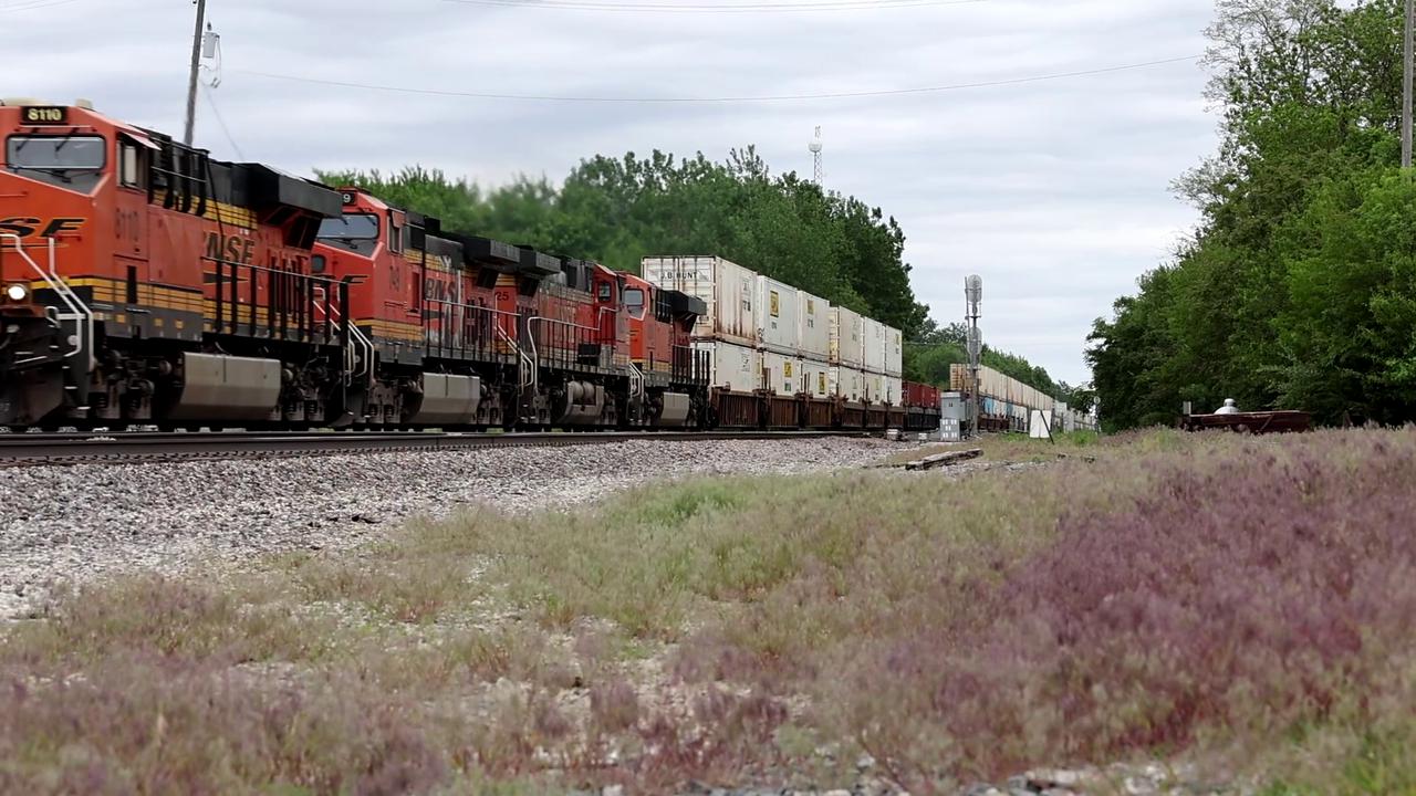 Video thumbnail for US: BNSF Intermodal Freight Train Fast Through Toluca, Illinois   Chillicothe Sub.