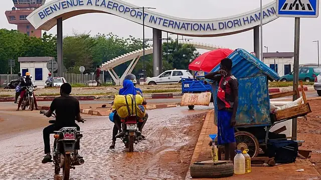 Video thumbnail for Suspected jihadists stage deadly new attack on Niger airport
