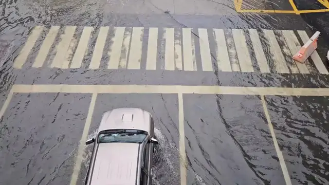 Video thumbnail for Thailand: Heavy Rain Triggers Bangkok Flooding 28.