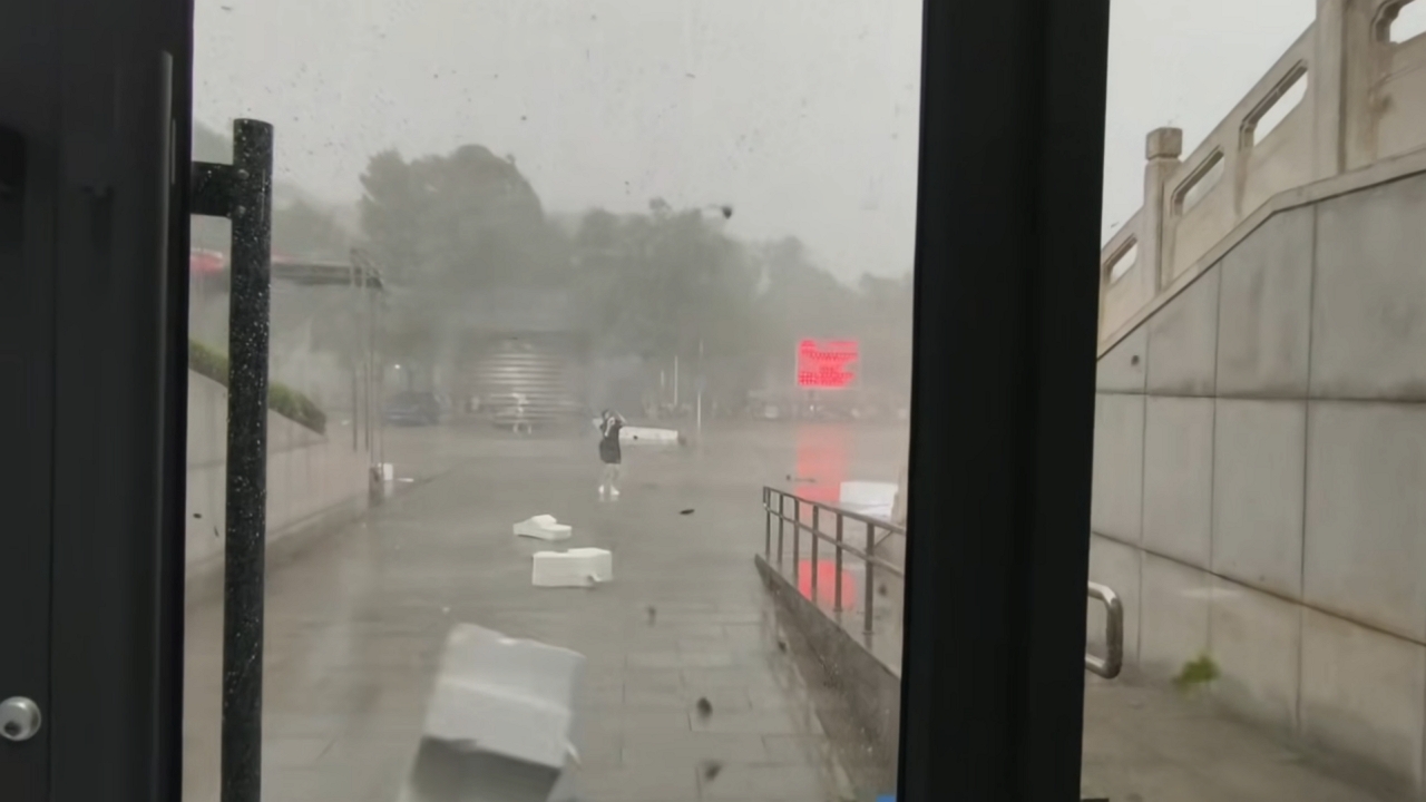 Video thumbnail for Wild Storm Hits Shijiazhuang University Campus