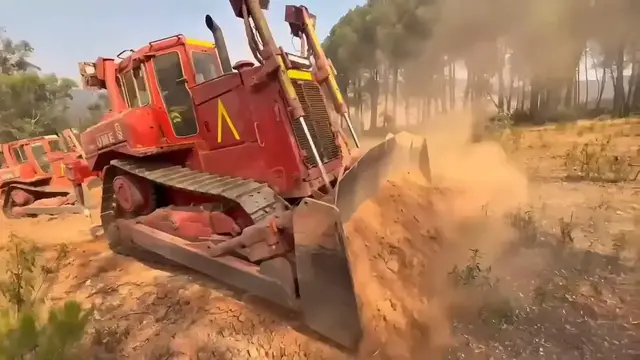 Video thumbnail for Spain: Firefighters battle forest fire in southern Spain.