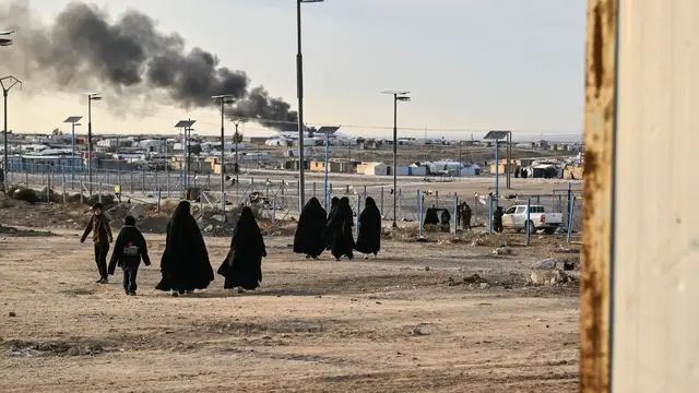 Video thumbnail for US transfers ISIL detainees from Syria amid fears of prison breaks: Analysis