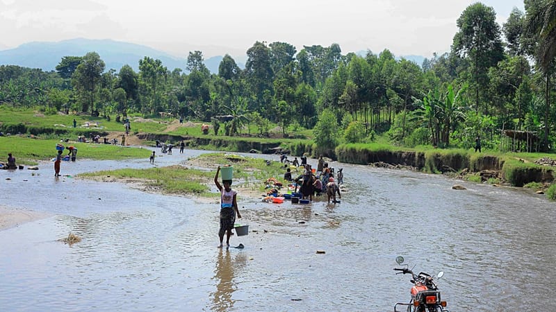 Video thumbnail for At least 20 people feared dead after boat capsizes on Uganda's Nguse river