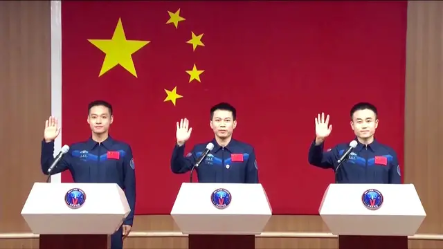 Video thumbnail for 2023: China's Shenzhou-17 launched with the youngest crew yet