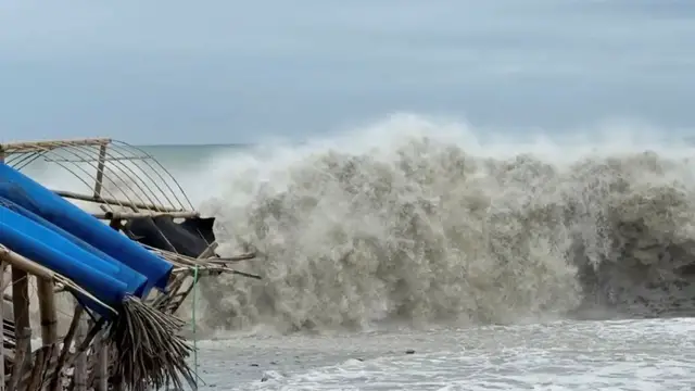 'Video thumbnail for Nearly one million evacuated as Typhoon Fung-wong nears Philippines'