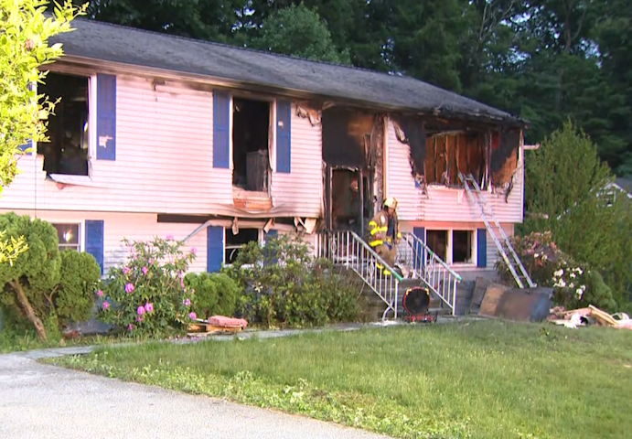 Video thumbnail for Two teens suffer severe burns as four are hospitalized after dramatic Cortlandt Manor fire