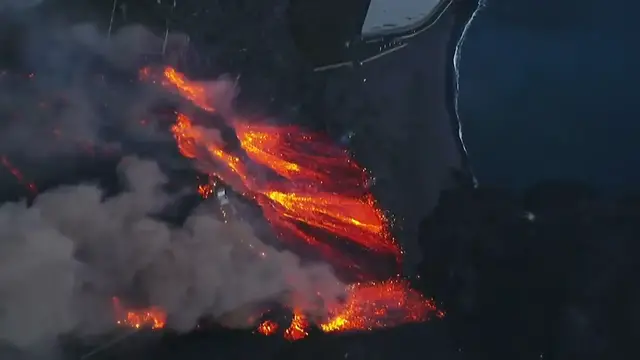 Video thumbnail for Lava ergießt sich über den Strand Guirres - La Palma 2021