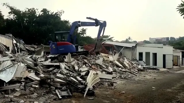 Video thumbnail for Indonesia orders luxury prison compound demolished