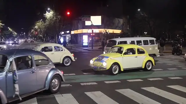 Video thumbnail for Argentina: Nighttime Volkswagen Beetle caravan lights up Buenos Aires for World Beetle Day.