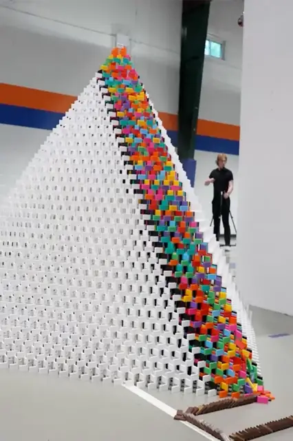 Video thumbnail for Most dominoes toppled in a 3D pyramid - 28,193 by the FALLDOWN Domino Team