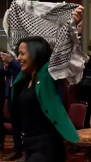 Video thumbnail for Quebec separatist lawmaker raises keffiyeh in support of Palestine