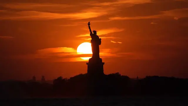 Video thumbnail for US: Canadian wildfire smoke forecast to impact New York City.