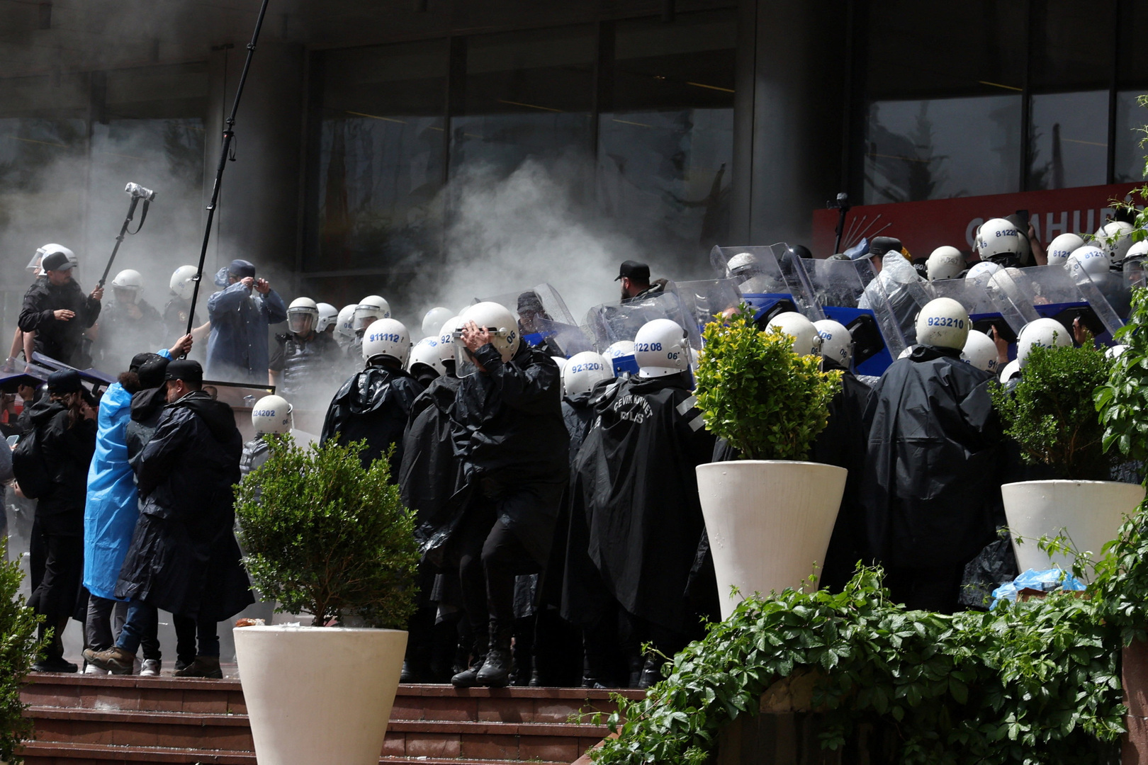 Video thumbnail for Turkish police storm main opposition CHP’s party headquarters