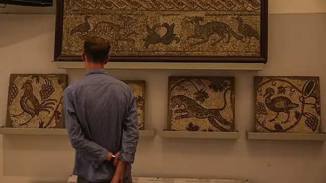 'Video thumbnail for Thieves steal ancient statues from Syria's National Museum of Damascus'