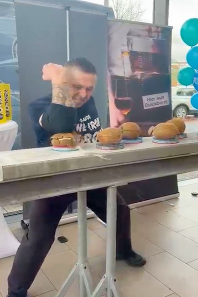 Video thumbnail for Most coconuts smashed by elbows in one minute  84 by Jens Gaude