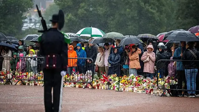 Video thumbnail for Norway mourns king Harald V as crown prince Haakon becomes king