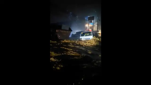 Video thumbnail for Video: Raging floodwaters sweep away lorry in the Philippines