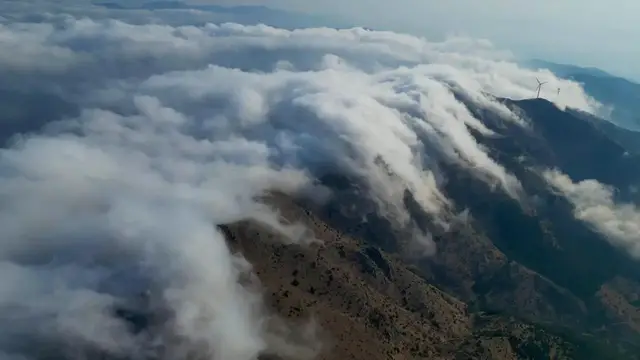 Video thumbnail for Türkiye: Stunning sea of clouds over Amanos Mountains in southern Türkiye.