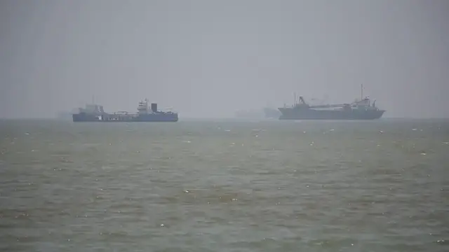 Video thumbnail for Iran: Iranian commercial vessels seen off in Hormuz Strait amid US-Iran technical talks.