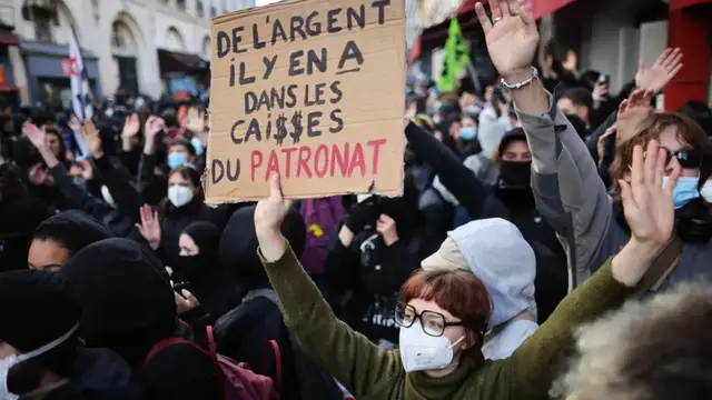 Video thumbnail for Major protests in France: Macron convenes student representatives
