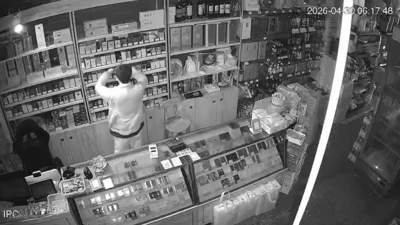 Video thumbnail for Shop Owner Catches Suspected Thief in Zhejiang