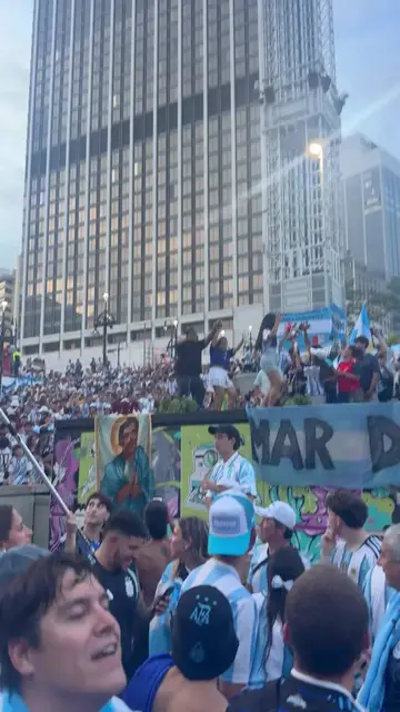 Video thumbnail for Crowd Cheers as Officer Dances with Argentina Fan