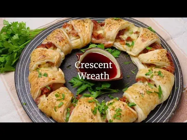 Video thumbnail for Crescent Wreath | Easier Eats
