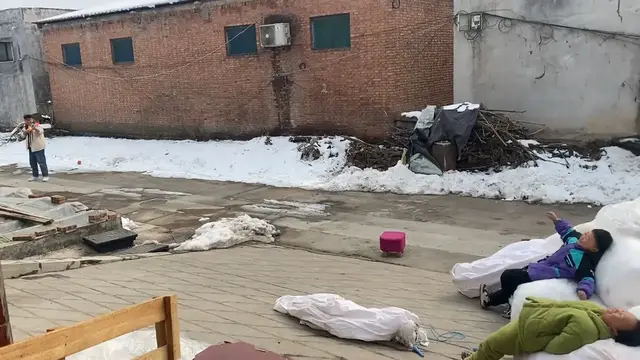 Video thumbnail for Kids Playfully 'Shot' by Toy Gun Fall onto Sacks in Henan