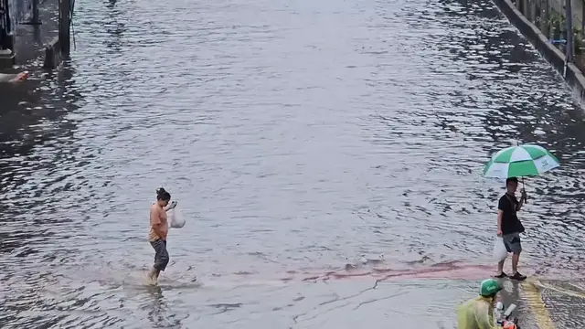 Video thumbnail for Thailand: Heavy Rain Triggers Bangkok Flooding 26.